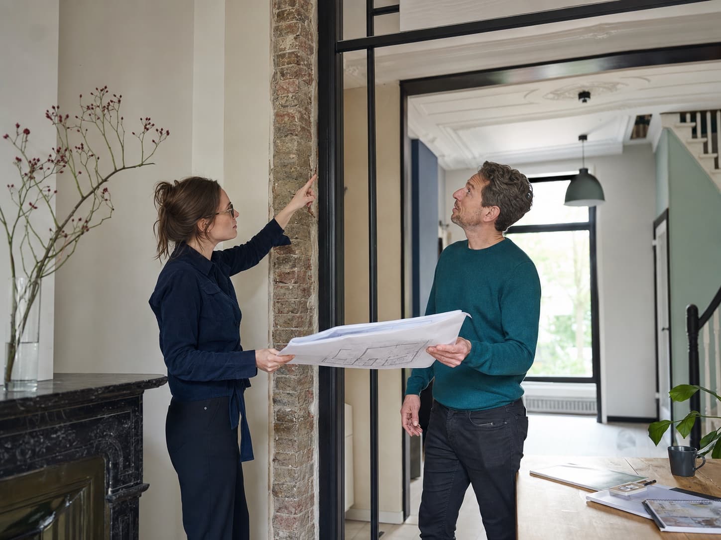 Architect en bouwkundig adviseur inspecteren een Nederlandse woning voor mogelijke splitsing