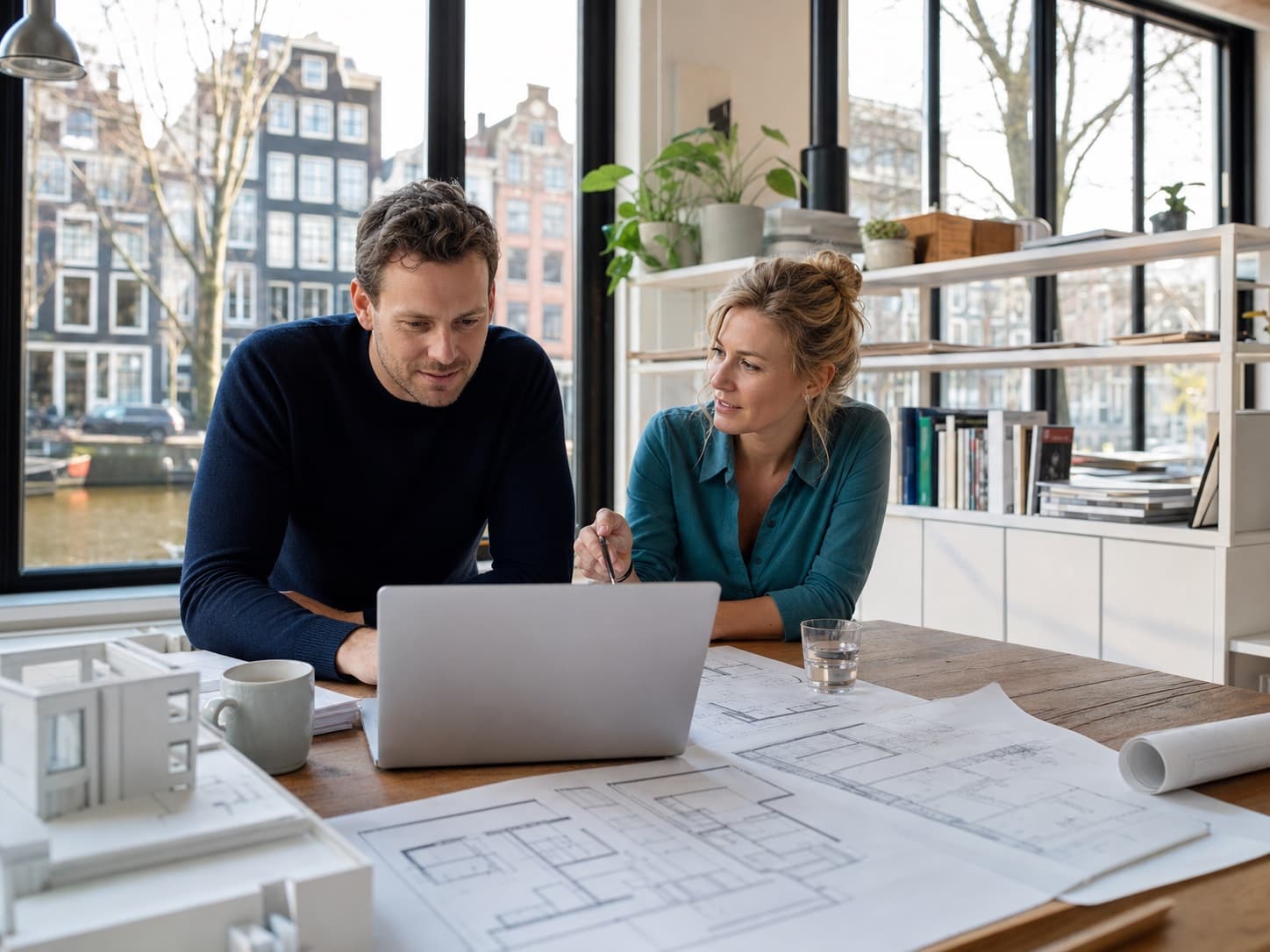 Architect en vergunningenadviseur bespreken samen een gekwalificeerde lead voor woningsplitsing