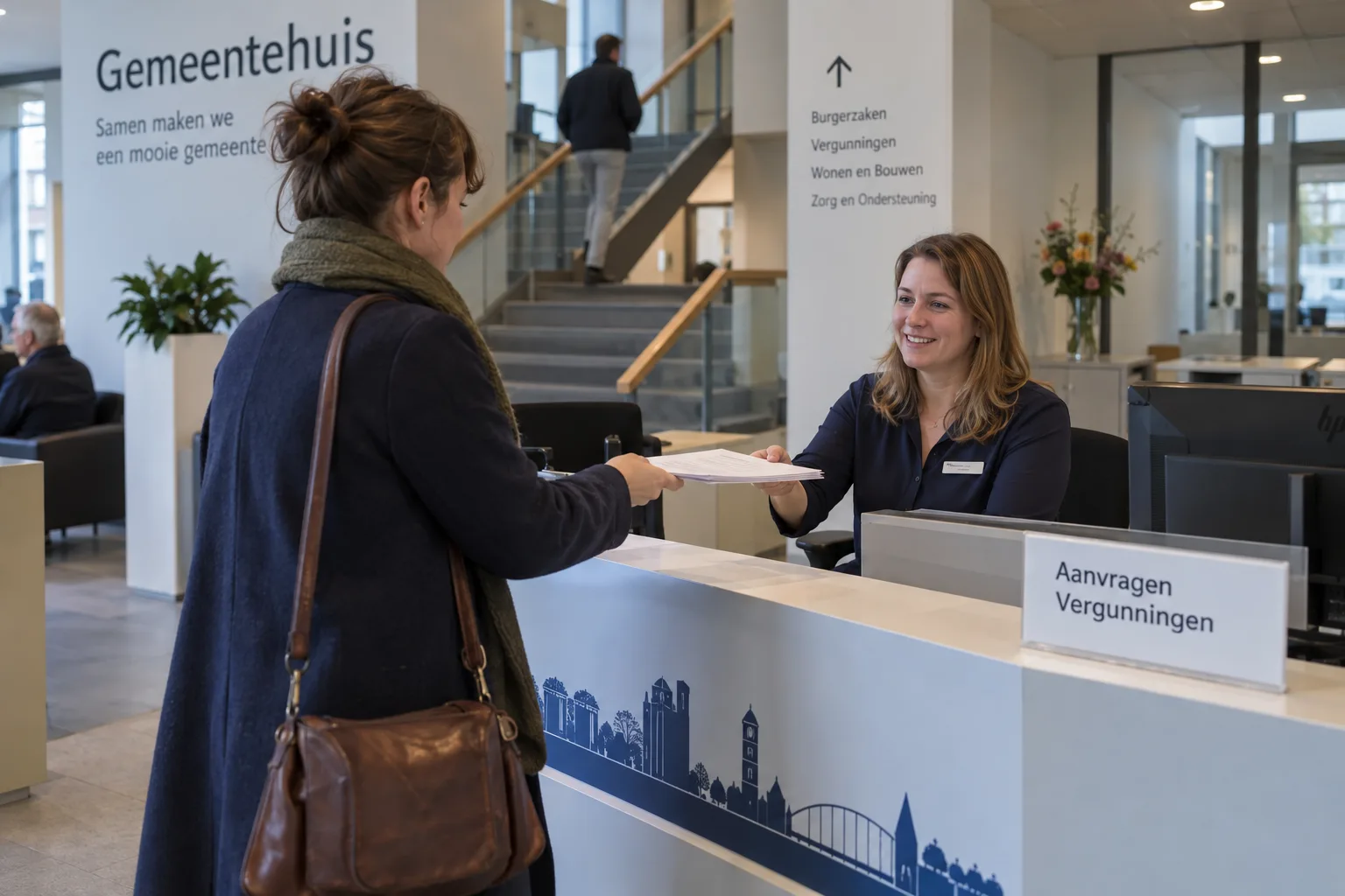 Aanvrager overhandigt vergunningsdocumenten aan de balie van het gemeentehuis